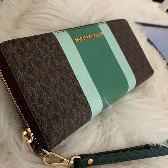 Michael Kors Handbags - Full size wallet 💚 green MK logo